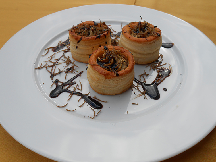 VOL AU VENT CON PATE' DI FEGATO E TARTUFO